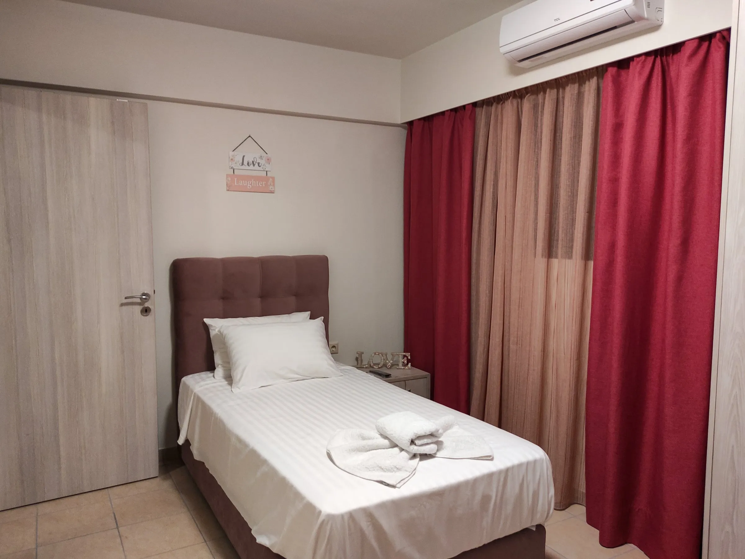 Single room with a bed and towels